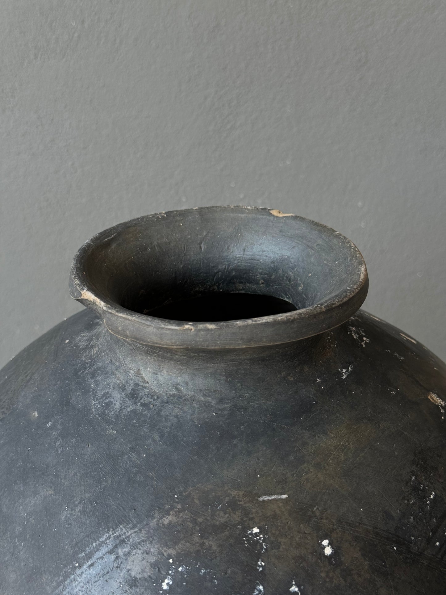 Black Clay Ceramic Water Pot From Coyotepec, Oaxaca / Olla Antigua De Barro Negro De Coyotepec, Oaxaca